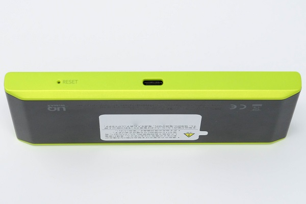 下部にはリセットボタンと充電端子