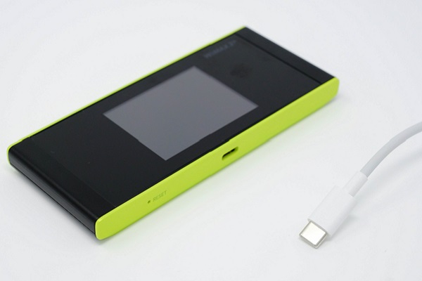 充電にはUSB Type-C規格のケーブルを用いる