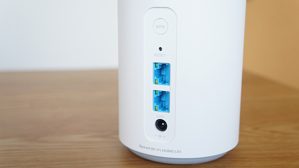 有線LANのポートは背面に2つ