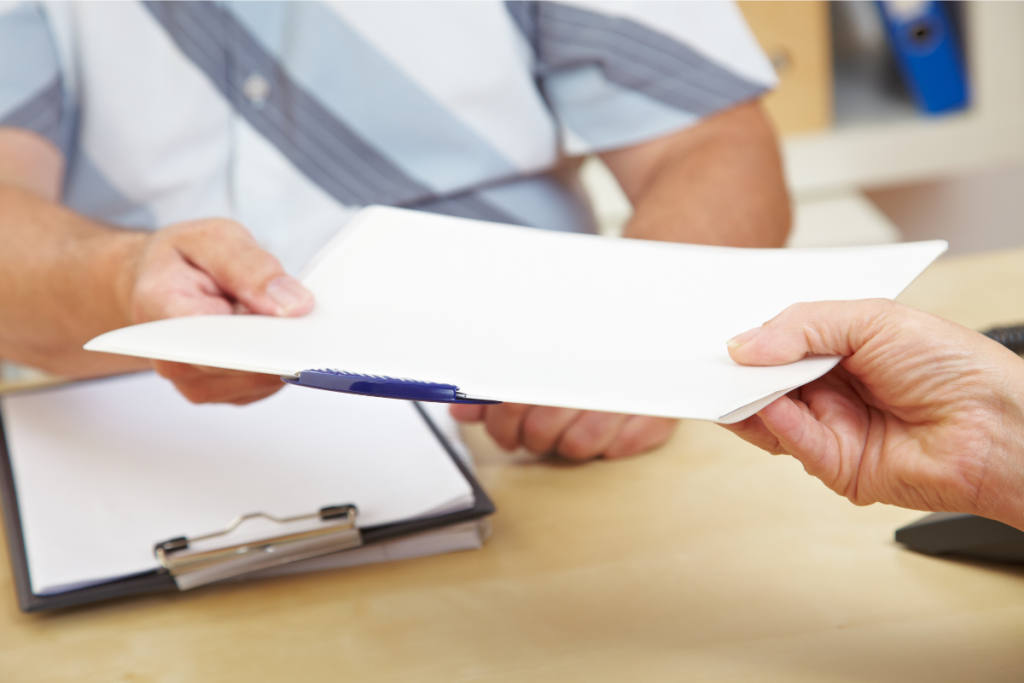 契約にはインターネット料金の支払いに対応しているデビットカードが必要